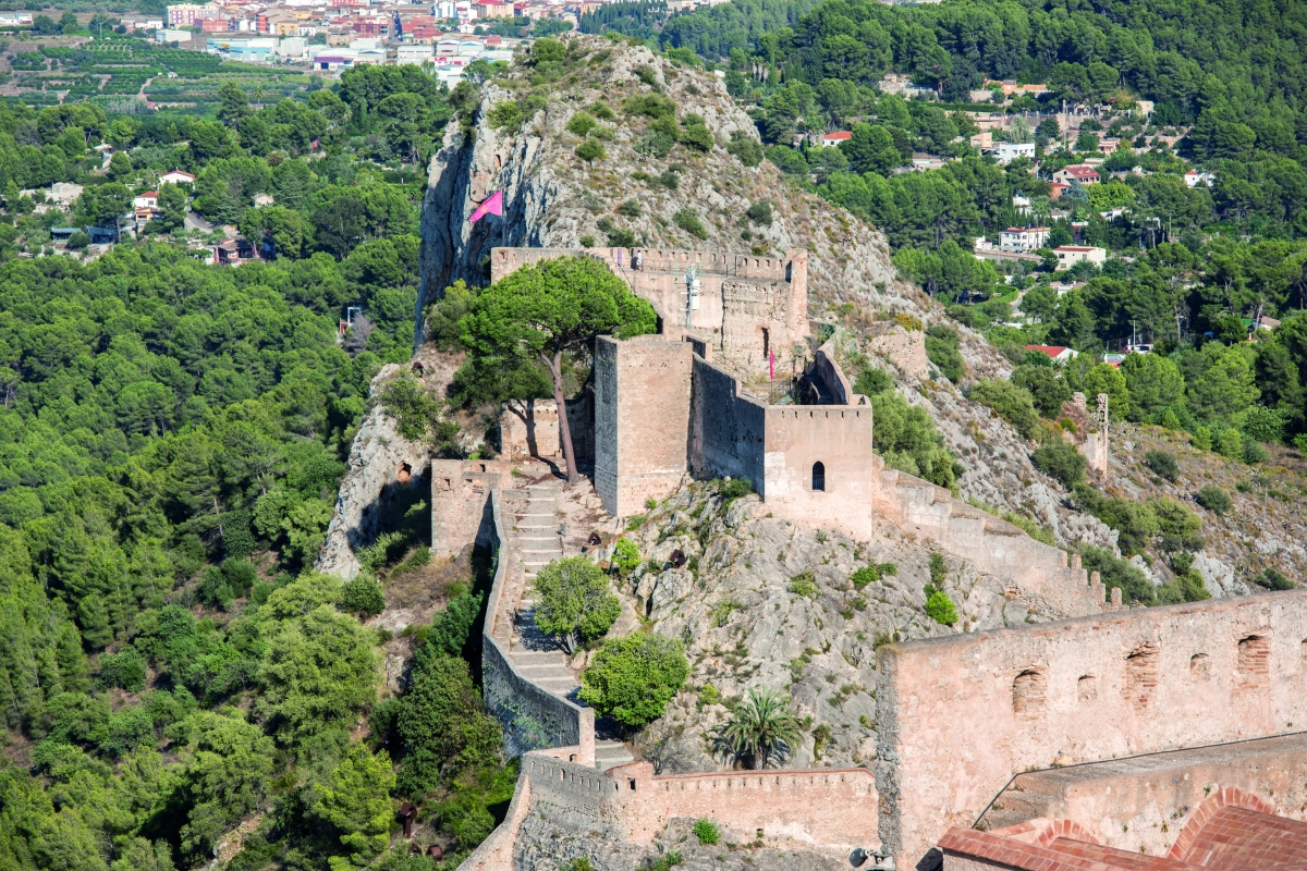 El castillo de Xàtiva es una doble fortaleza situada mirando a la sierra Vernisa sobre la ciudad.