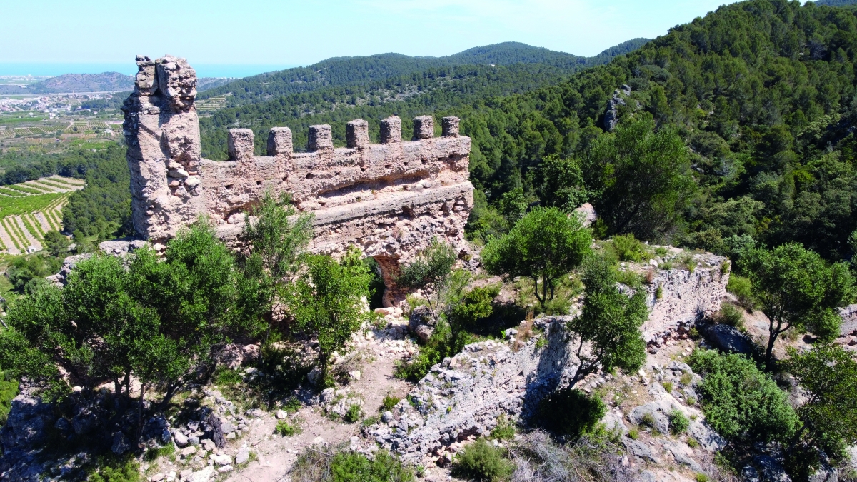 El también llamado Castell dels Moros, el Castell de Villalonga, es una de las fortalezas en ruinas de Valencia.