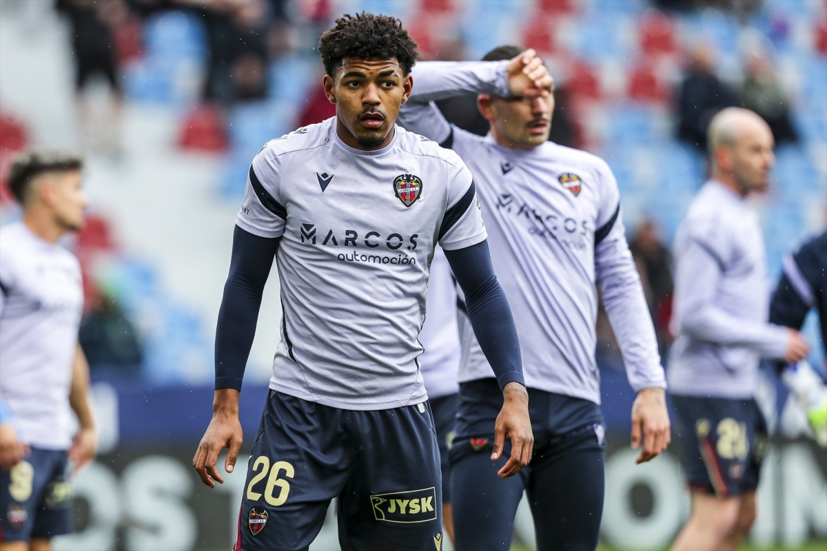 Tunde, que se retiró con molestias ante el Girona, no sufre lesión