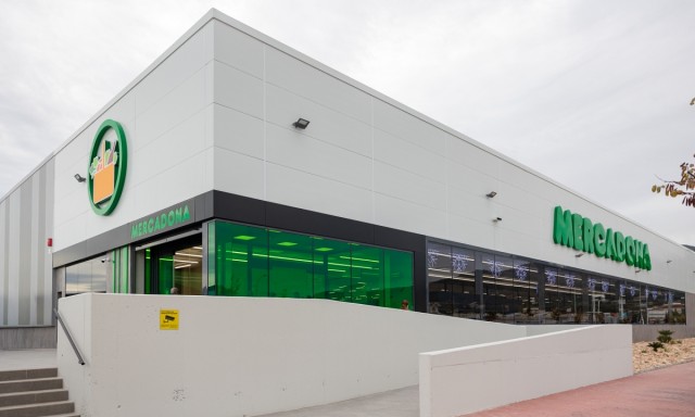 Mercadona compra una parcela municipal de 1.800 m² en Santo Ángel para ampliar el aparcamiento de su nuevo supermercado