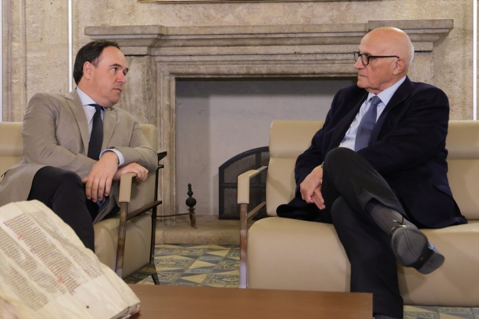 El 'president' de la Generalitat, Juanfran Pérez Llorca, se reúne con el presidente del Banco Sabadell, Josep Oliu. - Foto: GVA