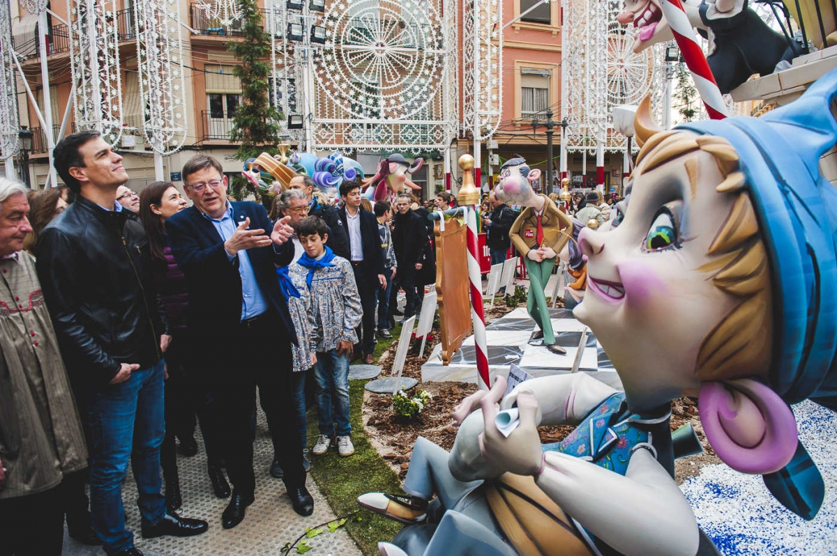 Sánchez y Puig viendo una falla en 2016.