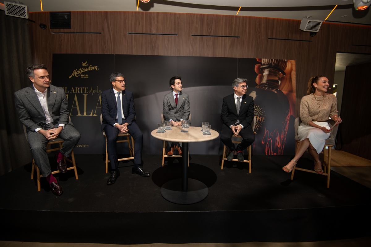 La mesa redonda 'El arte de la sala' de Ron Matusalem, en imágenes