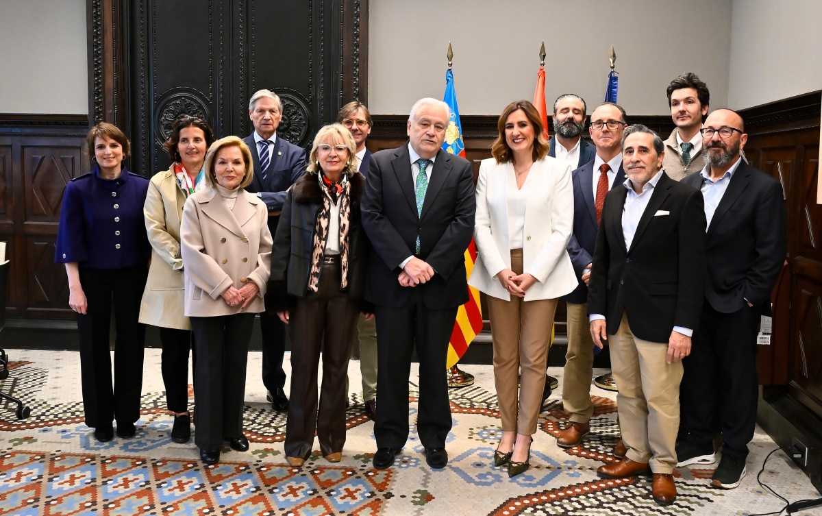 María José Catalá recibe  a la nueva Junta de Gobierno del Colegio del Arte Mayor de la Seda 