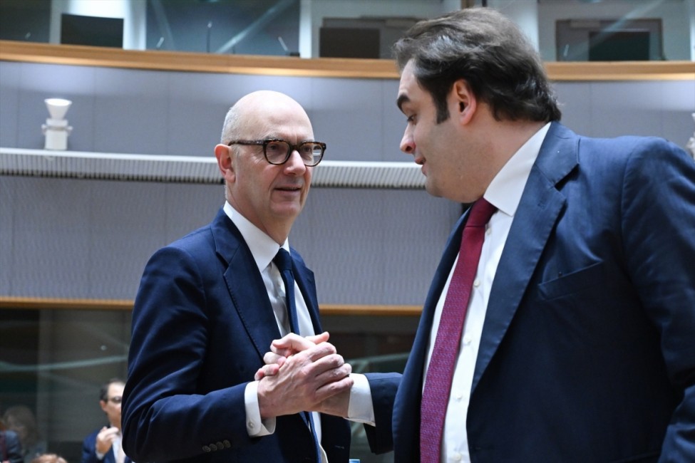 El ministro de Economía y Finanzas de Francia, Roland Lescure, junto al presidente del Eurogrupo, Kyriakos Pierrakakis. - Foto: FREDERIC SIERAKOWSKI / EUROPEAN COUNCIL