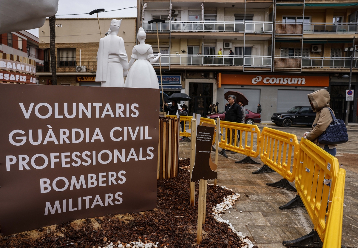 Una falla que homenajea a las personas y municipios afectados por la Dana en Paiporta.