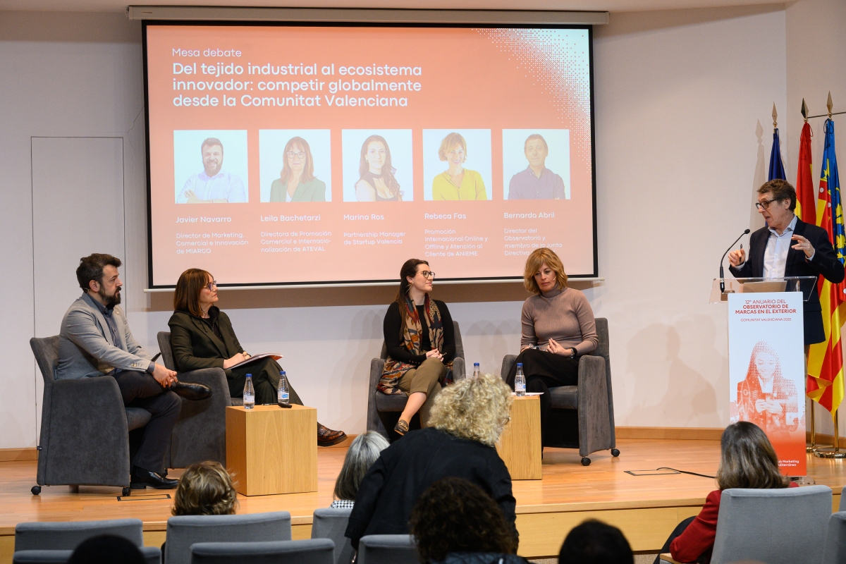 Coloquio durante la presentación del informe.