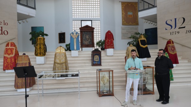 Cuadros, joyas, o libros: una exposición de reliquias que nunca salieron de la Iglesia de Sant Joan