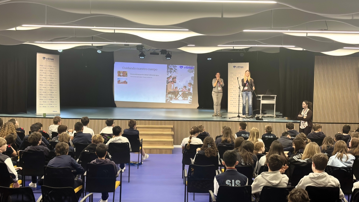 Vithas Medimar acerca la labor asistencial a jóvenes en plena elección de futuro académico