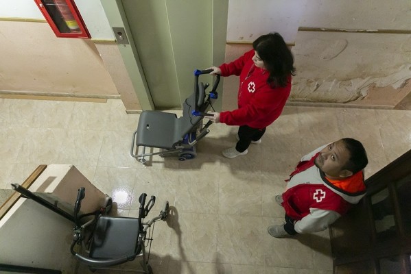 Cruz Roja ofrece ayudas de hasta 65.000 euros a comunidades de vecinos para reparar ascensores pendientes desde la Dana