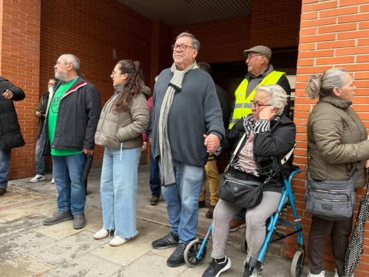 La movilización vecinal frena el desahucio de una vecina de Alcantarilla y su familia