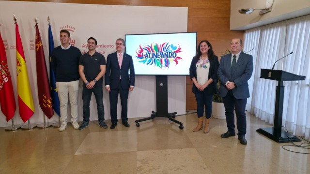 La feria gastronómica 'Latineando' lleva a Murcia una 'Calle del Sabor', con foodtrucks, música y un audiovisual inspirado en la superbowl