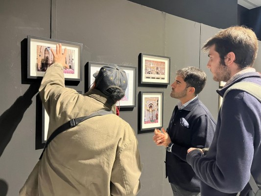 Más de 20 artistas exponen en Murcia sus fotografías de las atmósferas, tensiones y silencios del espacio urbano