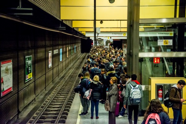 Varias estaciones de Metrovalencia se convierten en bibliotecas 'viajeras' con libros gratuitos