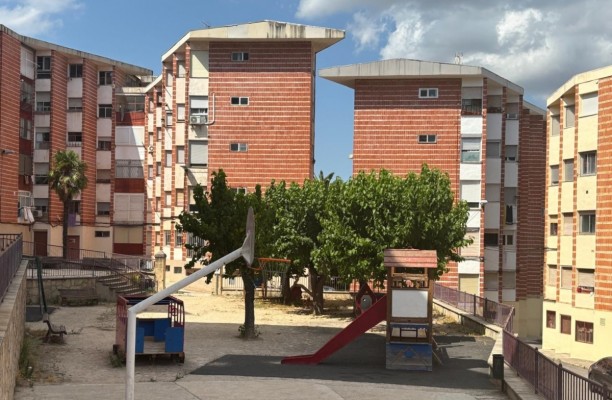 Alcoy no tira la toalla en el barrio Font Dolça: intenta un negociado para ejecutar mejoras en los 166 pisos