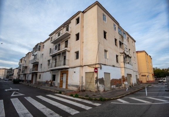 Vecinos del edificio desalojado de San Antón en Elche vuelven a denunciar 