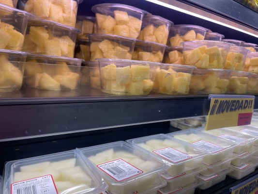 Mercadona prueba la venta de bandejas de fruta cortada  