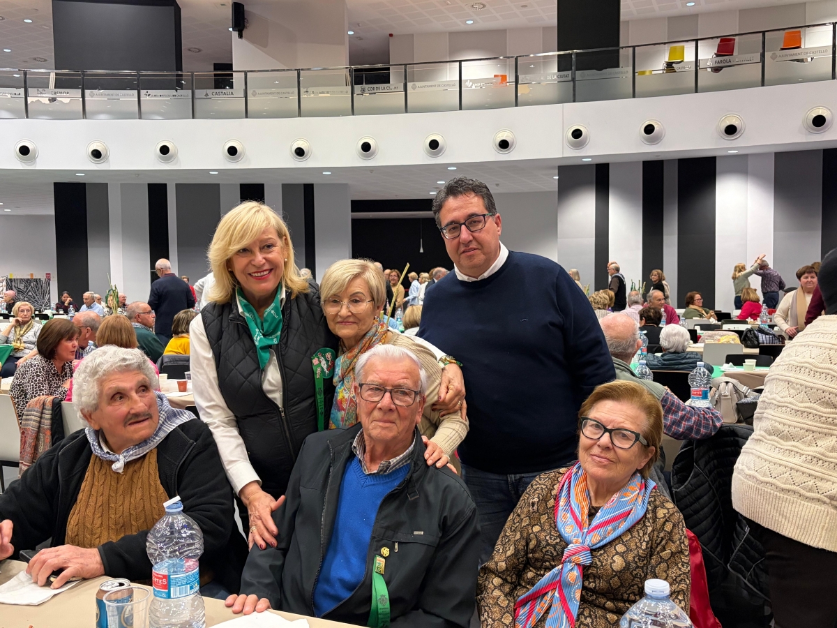 Castelló reúne a más de 800 mayores en una multitudinaria merienda en el Palau de la Festa