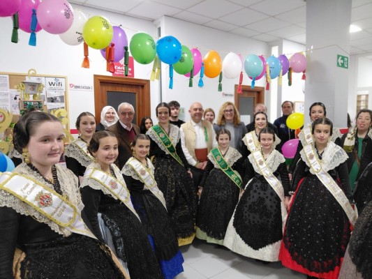 Las Reinas de las Fiestas de la Magdalena visitan la sede de Cáritas en reconocimiento de su labor social
