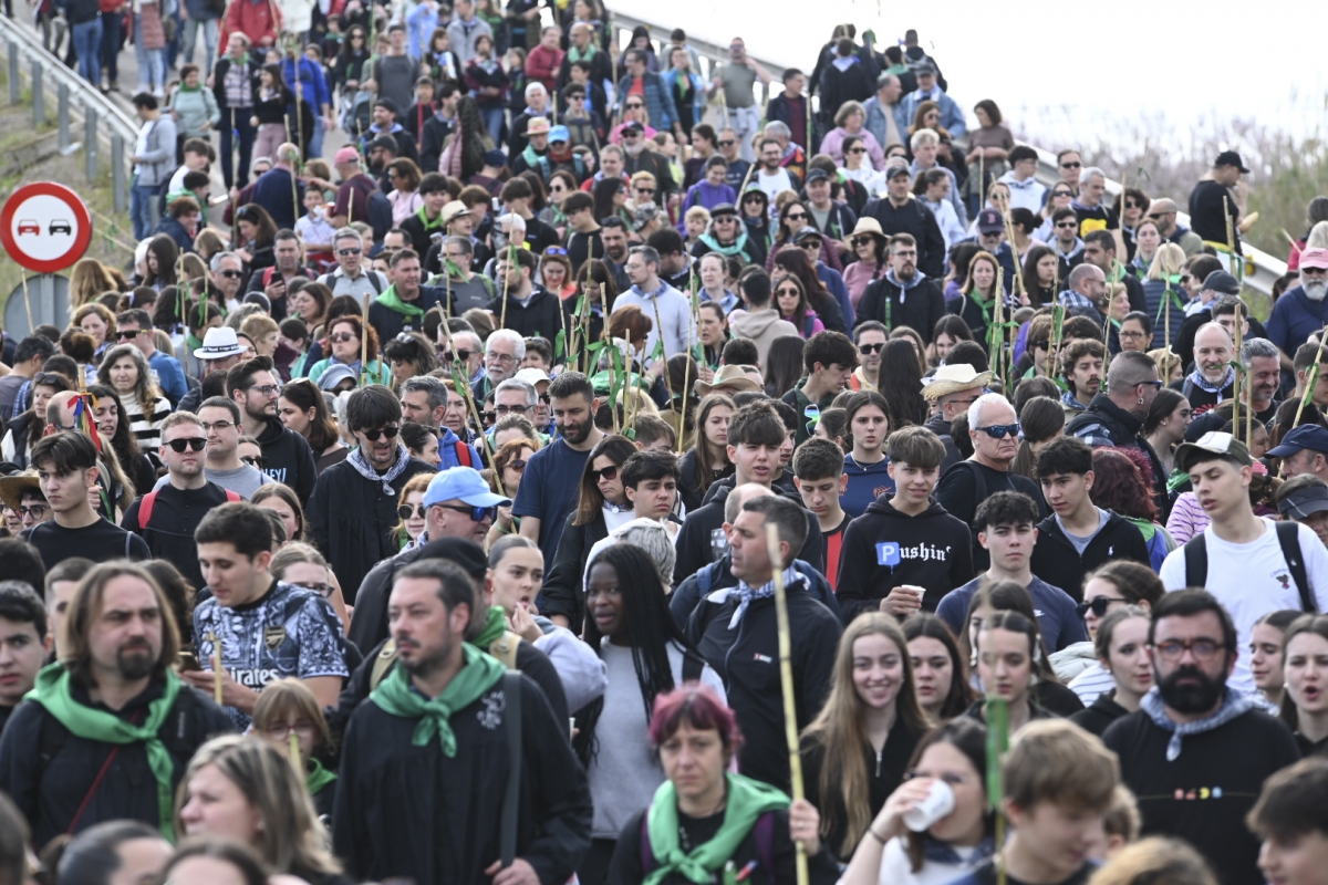 Los romeros deshacen el camino andado por los primeros pobladores en 1252. - Foto: CARLOS PASCUAL Los romeros deshacen el camino andado por los primeros pobladores en 1252.