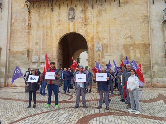 Trabajadores municipales de Elche siguen las concentraciones por los adeudos y desconfían del pago de marzo 