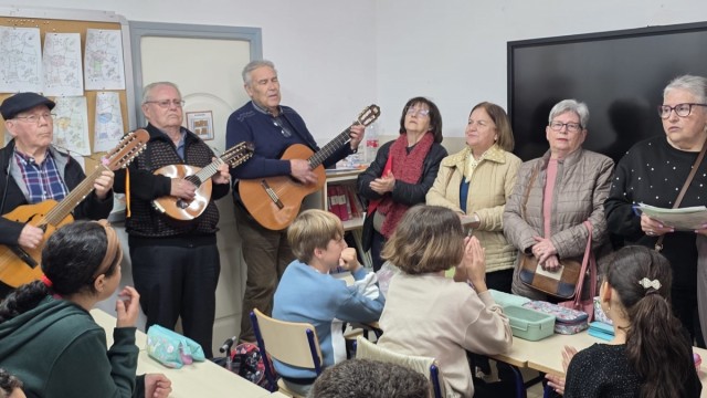 Escolares de Almoradí aprenden tradiciones locales a través de talleres sobre la alcachofa, la música y los juegos populares