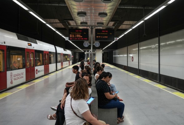 Transbordo en tranvía o EMT: las obras del metro obligan a buscar rutas alternativas a las playas de València