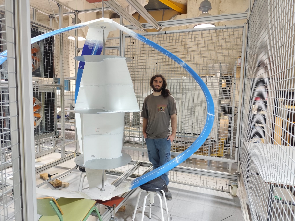 Un alumno de la UPCT crea un aerogenerador capaz de ayudar a bajar el precio de la luz