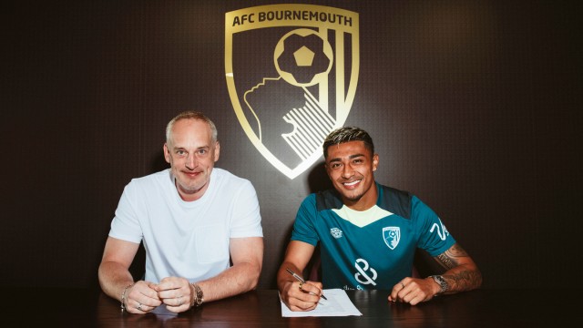 El Barcelona traspasa al lateral mexicano Julián Araujo al Bornemouth inglés por 10 millones de euros