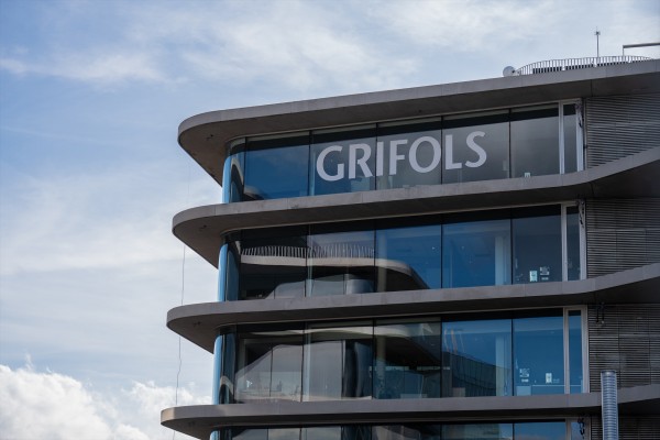 Grifols se desploma casi un 5% tras el anuncio de una demanda colectiva desde Los Ángeles