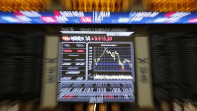 Siguen las ventas en la bolsa española a media sesión aunque de menor calado