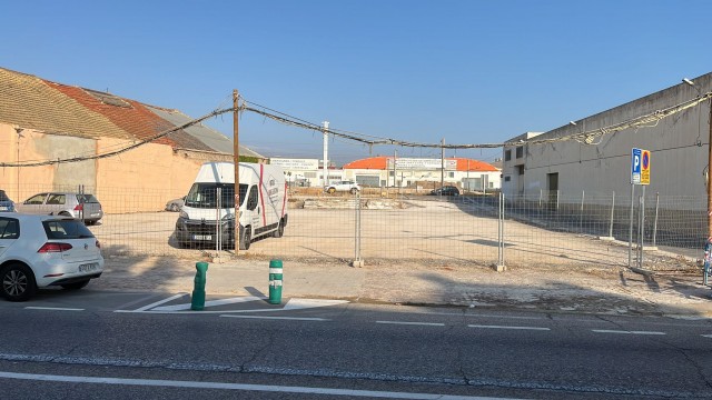 Algemesí adecua el solar de Ronda del Calvari como aparcamiento municipal con 37 plazas