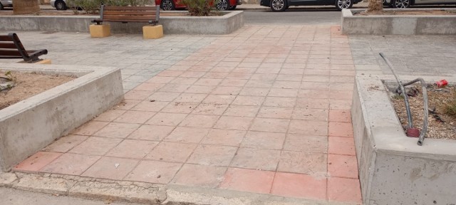 Esquerra Unida de Elche denuncia el abandono de la calle Bisbe Barrachina y exige una nueva licitación urgente
