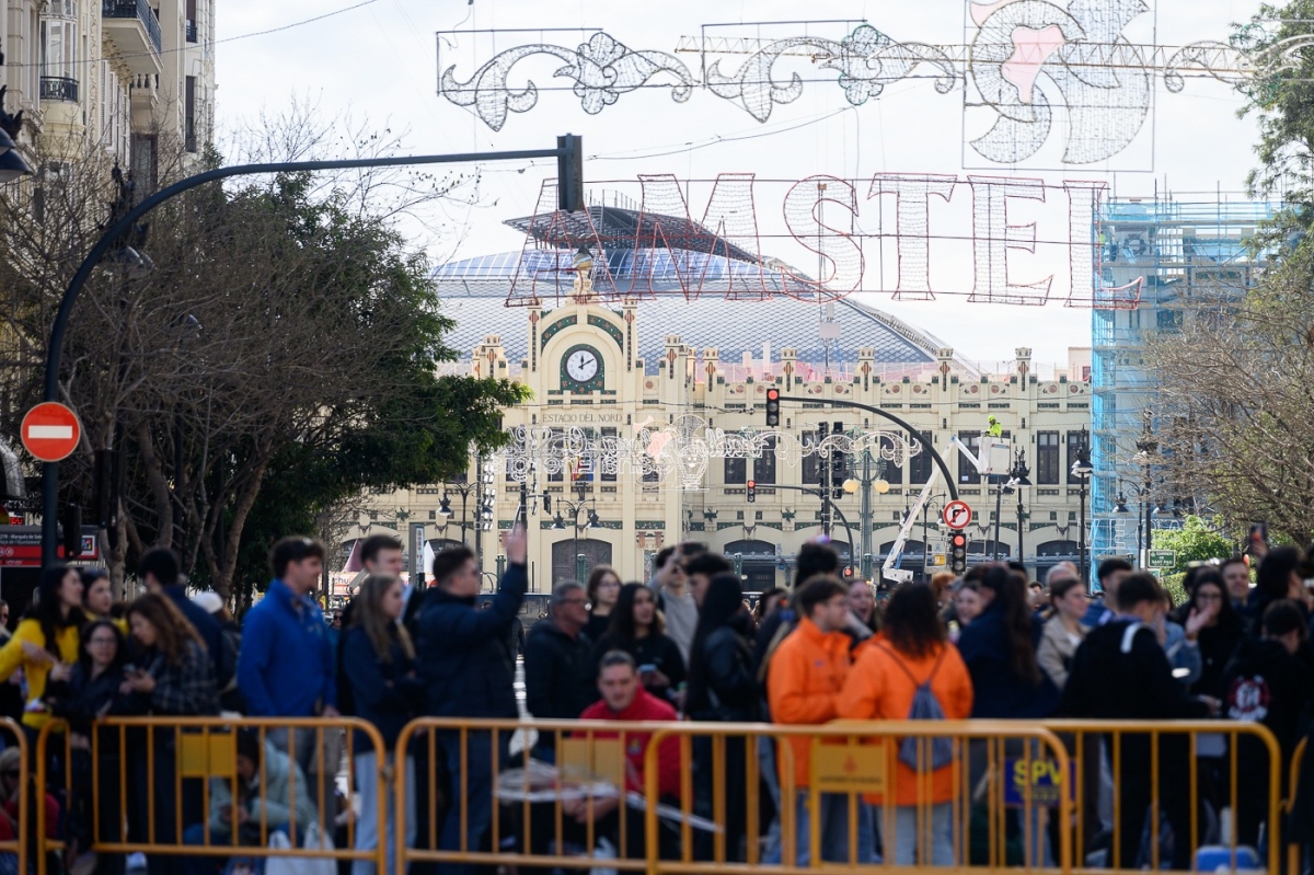 Las administraciones llegan a las puertas de Fallas sin plan para casi 40.000 usuarios de Cercanías