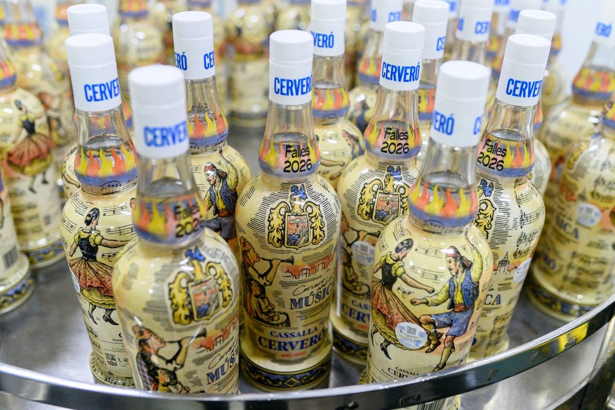 Con leña de naranjo y hierbas naturales: así se cocina la cassalla más artesanal del mercado