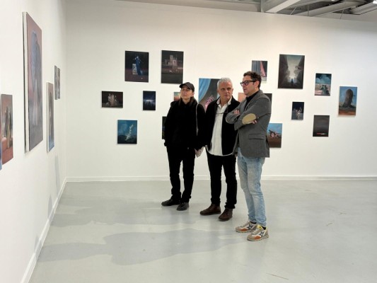 El artista Joseba Eskubi crea un mundo ilusorio y misterioso en el Centro Párraga de Murcia