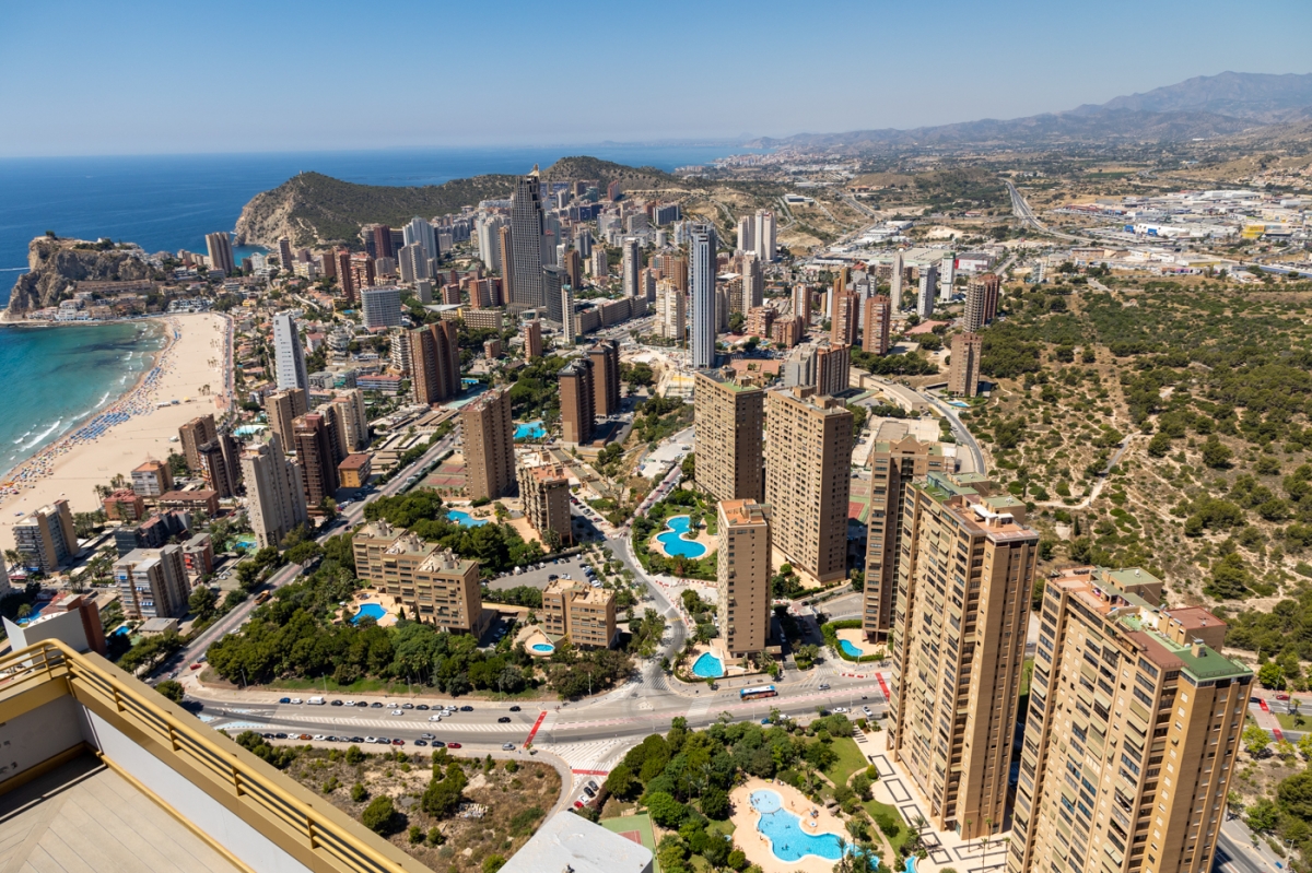 Así ve Tinsa la vivienda en la provincia: Benidorm, en máximos históricos; Alicante entra en zona de esfuerzo crítico