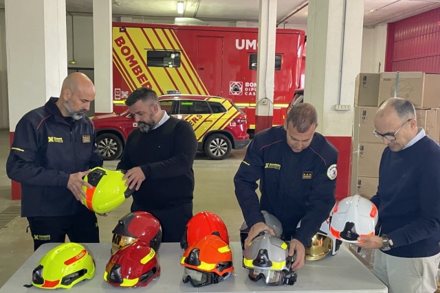 La Diputación adquiere más de 470 cascos para los bomberos adaptados al decreto de la Generalitat