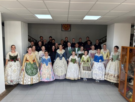 Las Reinas de la Fiestas de la Magdalena realizan la tradicional visita a las sedes de la Policía Local y Bomberos de Castelló