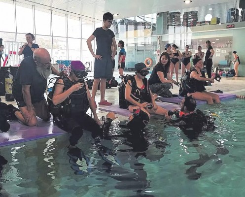 Más de 80 mujeres participan este domingo en un bautismo de buceo en Murcia por el Día de la Mujer