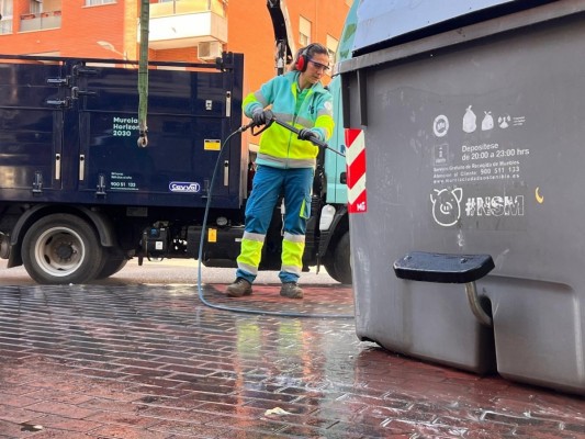 Murcia pone en marcha un servicio de limpieza para el barrio del Carmen