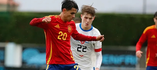 El Valencia vive la mascletà en el balcón Ayuntamiento con el asombro de los argentinos
