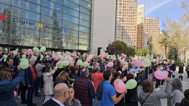 Funcionarios de Justicia realizan una 'globotà' en València para denunciar el 