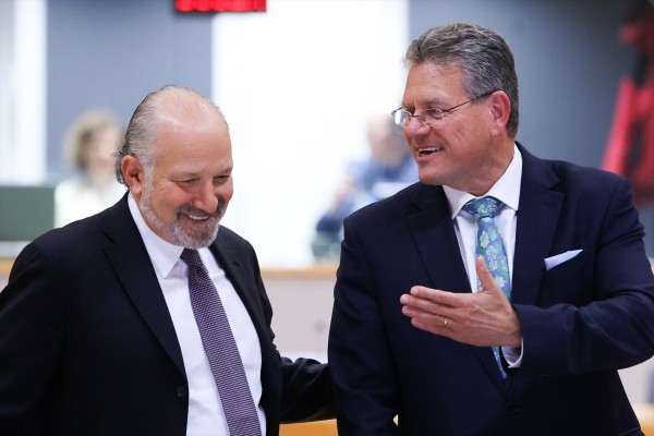 Bruselas rechaza acusación de sobreproducción y responderá 