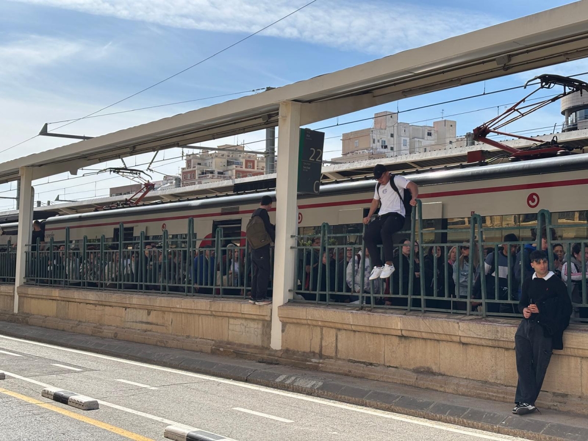 40.000 usuarios de Cercanías abocados al caos por la inacción de Catalá y Puente