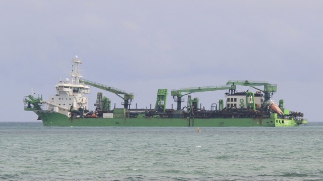 La megadraga Bonnie River inicia los trabajos de regeneración en las playas de Corinto mientras la Asociación Vecinal anuncia un seguimiento exhaustivo del proyecto