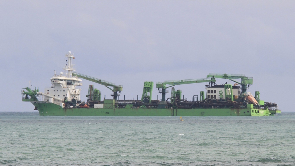 La megadraga Bonnie River inicia los trabajos de regeneración en las playas de Corinto mientras la Asociación Vecinal anuncia un seguimiento exhaustivo del proyecto