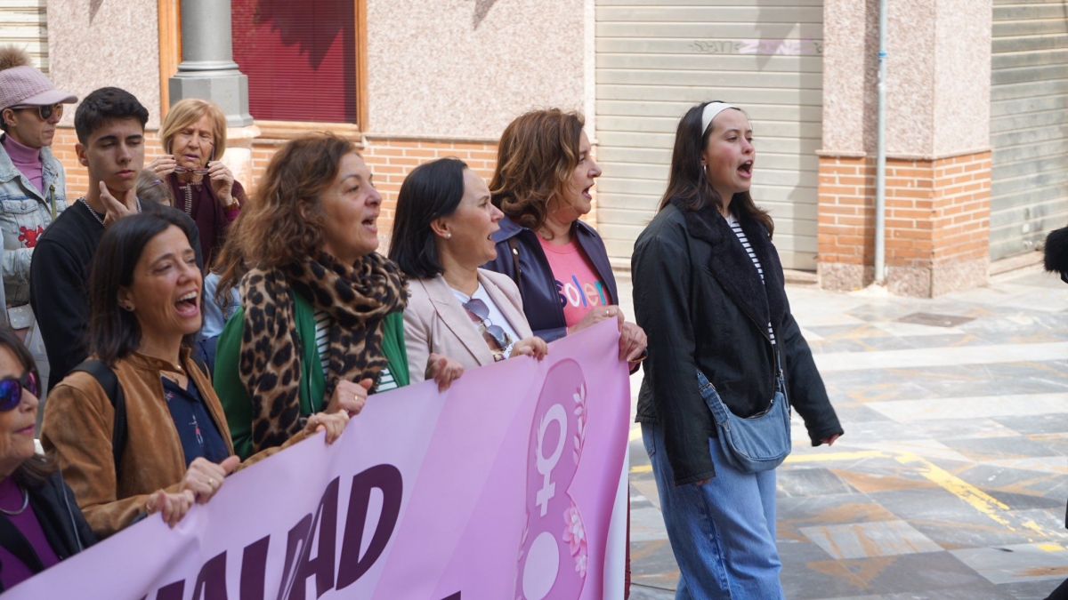 La exconcejal de Turismo del PP Carolina Palazón se deja ver junto a MC en la manifestación del 8M en Cartagena