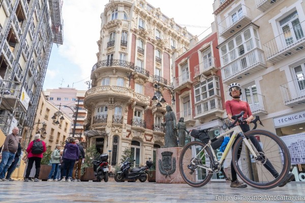 El patrimonio histórico y natural de Cartagena protagoniza este domingo el programa de La 2 'Un país en bicicleta'