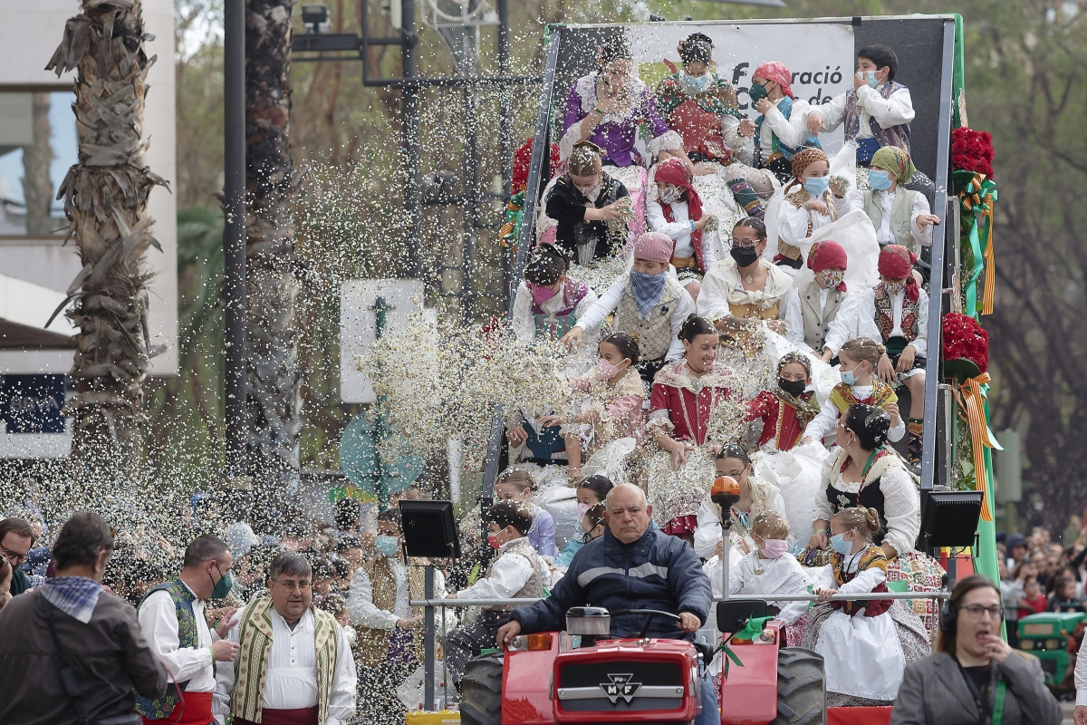 Castelló se llena de color y sonrisas con el Coso Multicolor y sus 5.500 kilos de confeti